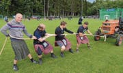 In der Plauschkategorie gehört an den Highlandgames auch die Disziplin Traktorziehen zum Programm der Teilnehmer in ihren Schottenröcken. (Bild: pd)