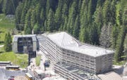 Drei Firmen standen für den Dachabschluss beim Hotel Schwägalp im Einsatz. (Bild: pd)