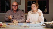 Andy Hostettler und seine Frau Marie-Anne zeigen das Frühstücksmesser. (Bild: PD/Screenshot Youtube)