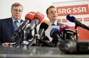 Am Tag, an dem die SRG ihren Erfolg feiern konnte, war SRG-Präsident Jean-Michel Cina (links) und Generaldirektor Gilles Marchand nicht ums Jubeln zumute. Der politische Streit um die Zukunft des Unternehmens holte sie rasch ein. (Bild: Anthony Anex/Keystone (Bern, 4. März 2018))