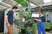 Beim Industriepraktikum lernen junge Erwachsene das nötige Rüstzeug für ein Ingenieurstudium an einer Fachhochschule. Sechs Firmen aus der erweiterten Region bieten in Korporation mit der NTB ein solches Praktikum an. (Bild: Alexandra Gächter)