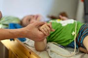 Bis zur letzten Minute gut betreut, daheim, im Spital oder in einem Kinderhospiz. (Bild: KEYSTONE)