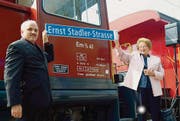 Präsentieren die neue Strassentafel: Bussnangs Gemeindeammann Ruedi Zbinden und Irma Stadler. (Bild: Nana do Carmo)