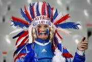 Allez les Bleus: Dieser Fan ist vollends auf Frankreich eingestellt. (Bild: IAN LANGSDON (EPA))
