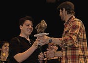 Die Tänzerinnen und Tänzer des OZ Buchs erhielten für ihren Sieg den Award (links), jene der Kantonsschule Sargans (rechts) schafften den sehr guten dritten Platz.