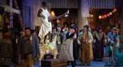 Inspiriert von der legendären Josephine Baker: Musetta (Jeanine De Bique) drückt auf dem Jahrmarkt vor dem Café Momus der Schuh – ein reizvoller Auftritt. (Bild: Iko Freese)
