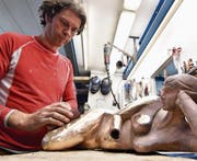 Kunstgiesser Cornel Hutter gibt einer Dame den letzten Schliff. Sein Atelier ist eines von sechs im Dreieck Amriswil-Bischofszell-Sulgen, welche sich der Öffentlichkeit präsentieren. (Bild: Manuel Nagel)