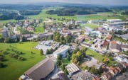 Der Arneggerbach soll von der Bahnlinie in der Bildmitte über die Grundstücke in der unteren Bildhälfte geleitet werden. (Bild: Urs Bucher)