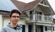 Timo Kleger vor seinem Elternhaus in Niederhelfenschwil und der Photovoltaikanlage auf dem Dach. (Bild: Roland P. Poschung)