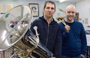 Im Probelokal an der Oberdorfstrasse: Valentin Hättenschwiler, Präsident der Musikgesellschaft Brass Band Hauptwil, und Thomas Gmünder, Leiter der Jugendmusikschule Arbon-Horn. (Bild: Georg Stelzner)