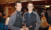 Die neuen Ehrenmitglieder Jörg Schmid (links) und Sämi Eugster (rechts) im neuen Vereinstrainer. (Bild: Martin Rechsteiner)