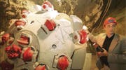 Bergbauingenieur Volker Wezig präsentiert im Versuchsstollen eine Tunnelbohrmaschine, wie sie in Rorschach zum Einsatz kommt. (Bild: Michel Canonica)
