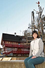 Tabea Kunz sitzt auf dem Rand des Spoerlé-Brunnens. Sie hat ihren Arbeitsplatz im vielleicht schönsten Gebäude der Stadt – im alten evangelischen Pfarrhaus an der Bahnhofstrasse. (Bild: Manuel Nagel)