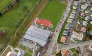 Während dreier Veranstaltungen im Jahr darf die Goldacherstrasse bei der Mehrzweckhalle Rorschacherberg einseitig als Parkplatz genutzt werden. (Bild: Tino Dietsche)
