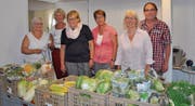 Valeria Steiner (3. von rechts) und ihr Team kümmern sich darum, dass in der Verteilbar alles rundläuft. (Bild: Gianni Amstutz)