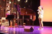 Janine Egli, die in Begleitung von Musikschullehrer David Sala auftrat, wurde 2015 zum grössten Wiler Talent ernannt. (Bild: Franco Baumgartner)