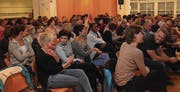 Die Eltern folgten der Einladung in die Aula der Oberstufe BuGaLu, um aus erster Hand das Wichtigste zum Lehrplan 21 zu erfahren. (Bild: Cecilia Hess-Lombriser)