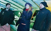 Lällekönigin Katja Gsell an der Steinacher Fasnacht, flankiert von den Hexern Marc Beyeler (links) und Marco Geissmann. (Bild: Fritz Heinze)