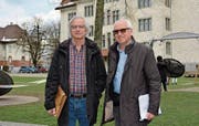 Guido Bünzli und Johannes Schimmel wollen den Spielplatz des Alleeschulhauses für den Kindergarten besser zugänglich machen. (Bild: gia)