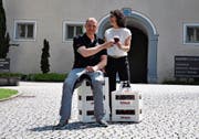 Die Besucher müssen noch bis zum Tag der offenen Tür am Samstag warten. Pilgrim-Braumeister Philipp Krickl und die Marketingleiterin des Klosters Fischingen, Cornelia Scheiwiller, stossen bereits jetzt mit dem neuen Saisonbier Cherry Ale an. (Bild: Sandra Grünenfelder)