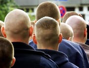 Aus dem Nichts heraus feierten über 5000 Rechtsradikale in Unterwasser eine Sieg-Heil-Party. (Symbolbild) (Bild: MICHAEL PROBST (AP))