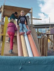 …während die anderen bereits die Früchte der geleisteten Arbeit auf der selbstgebauten Rutschbahn geniessen.