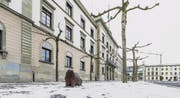 Regierungsviertel Frauenfeld für Gutes Bauen Ostschweiz mit Regierungsgebäude am Ende der Kastanienallee / Promenadenstrasse, Verwaltungsgebäude und Kantonsbibliothek. Lesezimmer im Regierungsgebäude, Staatsarchiv mit Park. (Bild: Hanspeter Schiess)