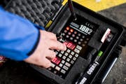 Die Technik hat schon längst Einzug gehalten bei den Feuerwerkern. (Bild: Mareycke Frehner)