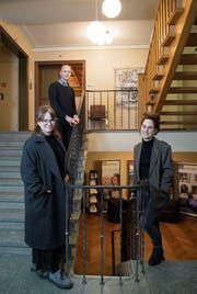 Sirkka Ammann, Maurin Gregorin und Maura Kressig im Lichtensteiger Rathaus. (Bild: Ralph Ribi)