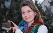 Präsidentin Manuela Bischof mit einem Raben aus Ton. Im Oktober steht im Verein ein Töpfer-Kurs auf dem Programm. (Bild: Roland P. Poschung)