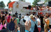 V wie Voyeure: Die Street Parade ist nicht nur ein Fest für Raver, sondern auch für ältere Männer. Nicht selten in beiger Funktionskleidung anzutreffen, begeben sie sich unter die Massen, immer in der Hoffnung, möglichst viel nackte Haut vor die Linse ihrer Kamera zu bekommen. Ihr Ziel: möglichst unerkannt bleiben. (Bild: Keystone)