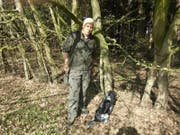 Peter Weigelt mit Hund Judy in seinem Jagdrevier: Der Präsident des Jägervereins Hubertus will gegen Zäune im Wald vorgehen. (Bild: Julia Nehmiz)