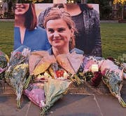 Bild und Blumen für das Opfer. (Bild: epa)