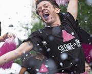 Nachgespielte Szene einer bunten Act-Up-Demo. (Bild: Agora Films)