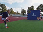 Der Ball segelt in optimaler Flugbahn Richtung oberes Loch der Torwand. (Bild: Samuel Koch)