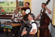 Die Appenzeller Streichmusik Echo vom Säntis begeistert mit lüpfigen Klängen das gut gefüllte Lokal des Hotels Seegüetli in Unterwasser. (Bild: Thomas Geissler)