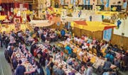 Die Guggenmusik Schlosshüüler dekorierte die Mehrzweckhalle zum Thema «CHliikariert» für den Narrenschmaus. (Bild: Andrea Stalder)