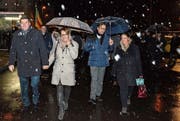 Unterwegs vom Bahnhof Eschlikon zur Turnhalle Wallenwil: Neo-Nationalrat Hansjörg Brunner mit seiner Frau Monika, FDP-Präsident David H. Bon und Regierungspräsidentin Carmen Haag. (Bild: Christoph Heer)
