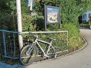 Diese Velo steht laut Fotograf seit drei Wochen beim Schulhaus Chlos. (Bild: Louis Nef)