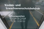 In Zukunft können Gemeinden vorgängig zu Entscheiden der Kesb Stellung nehmen, wenn ein Fall Kosten von mehr als 10'000 Franken pro Jahr auslöst. (Symbolbild) (Bild: URS FLUEELER (KEYSTONE))