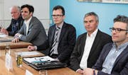 Haben über die Energiestrategie 2050 des Bundes diskutiert (v.l.): Armin Menzi, Thomas Gemperle (beide kontra), Moderator Dominik Diezi, Josef Gemperle und Daniel Eugster (beide pro). (Bild: Christof Lampart)