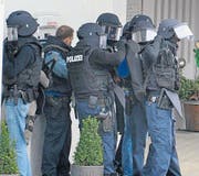 Die Interventionsgruppe Säntis rüstet sich für ihren Einsatz nach dem Postüberfall in Gonten. (Bild: Roger Fuchs)