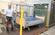 Sven Müller, in der Belimed AG verantwortlich für die grossen Bettenwaschanlagen, überwacht den Aufbau des ersten WD 750 Bedwasher; in den nächsten Wochen stehen umfassende Tests auf dem Programm. (Bild: Christof Lampart)