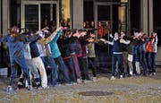 Die Studierenden zeigten eine Choreografie. (Bild: Ramona Riedener)
