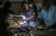 Das elektrische Licht fällt weiter aus. Den Hotelgästen im «Marriott» in Fort Lauderdale wird das Frühstück mit Notlampen serviert. (Bild: Chip Somodevilla/Getty (11. September 2017))