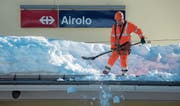 Viel Schnee am Gotthard in Airolo: Züge und auch Ersatzbusse wurden gestrichen. (Bild: Pablo Gianinazzi/Ti-Press ( 23. Januar 2018))