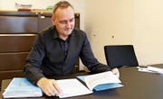 Rorschachs Stadtschreiber Roger Böni studiert die Unterlagen zur Pflegefinanzierung. (Bild: Perrine Woodtli)