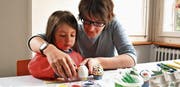 Kathrin Kappeler verziert mit ihrer Tochter Lina ein gekochtes Ei. (Bild: Iliana Perera)