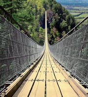 Eine ähnliche Hängebrücke soll zwischen Grub und dem Gebiet Waldhus-Grünau entstehen, sofern die Stimmbevölkerung der Kreditvorlage zustimmt. (Bild: Nils Vollmar)