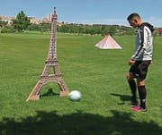 Für Granit Xhaka stellt der Eiffelturm kein grosses Hindernis dar. (Bild: Screenshot SRF)